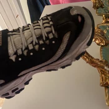 Skechers D’Lites Modelinde Tek Noktadan Hızlı Yırtılma ve Güven Kaybı