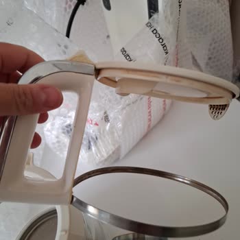 Karaca Çay Makinesinin Alt Haznesi İçerisinde Kaynar Su Varken Üst Parçadan Ayrıldı