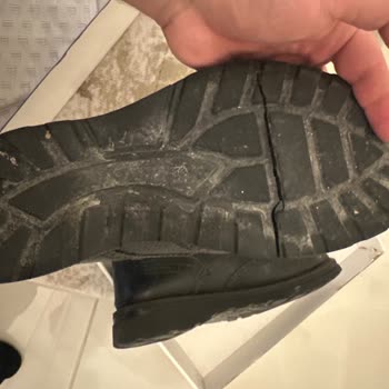 Ayakkabı Tabanı Bir Yılda Yarıldı, Üç Defa Reddedilen Değişim Talebi