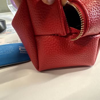 Emlak Konut'un Hediyesi Beymen Makyaj Çantası Kısa Sürede Dikişleri Ayrıldı