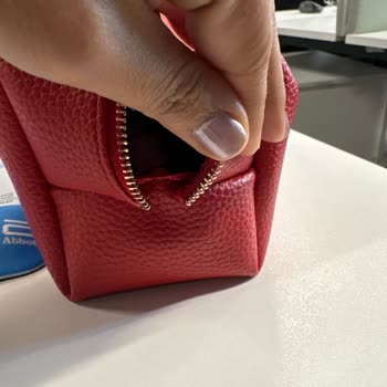 Emlak Konut'un Hediyesi Beymen Makyaj Çantası Kısa Sürede Dikişleri Ayrıldı