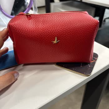 Emlak Konut'un Hediyesi Beymen Makyaj Çantası Kısa Sürede Dikişleri Ayrıldı