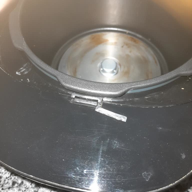 Philips Elektrikli Düdüklü Tencerenin Mandal Kısmı Patlayarak Kırıldı Ve Destek Bulunamadı