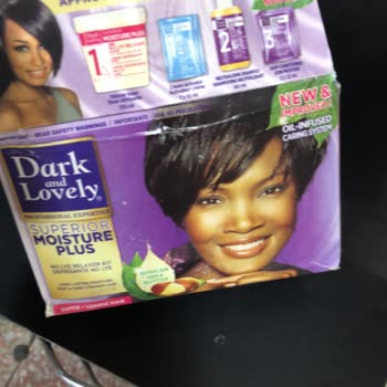 Silinmiş Son Kullanma Tarihi Ve Bozuk Saç Düzleştirme Kremi Cilt Tahrişine Yol Açtı