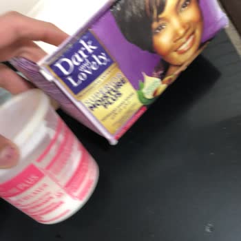 Silinmiş Son Kullanma Tarihi Ve Bozuk Saç Düzleştirme Kremi Cilt Tahrişine Yol Açtı