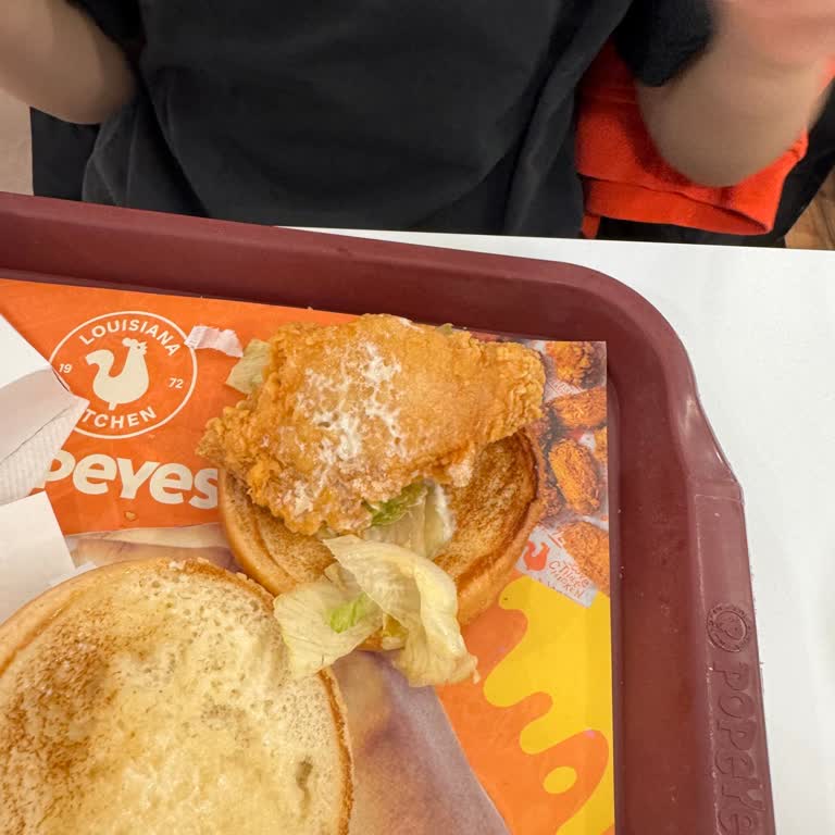 Popeyes Hamburgerindeki Tavuk Miktarı Yetersiz