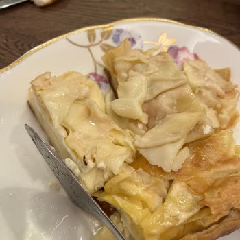 Liva Pastacılık Şubesinde Bozulmuş Su Böreği Ve Bayat Çilekli Tart Şikayeti