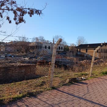 Karatay Belediyesi'nde Metruk Yapı Bahçesi Çöplük Haline Getirildi