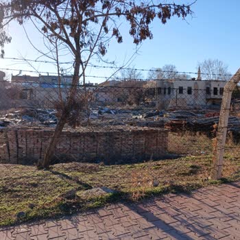 Karatay Belediyesi'nde Metruk Yapı Bahçesi Çöplük Haline Getirildi