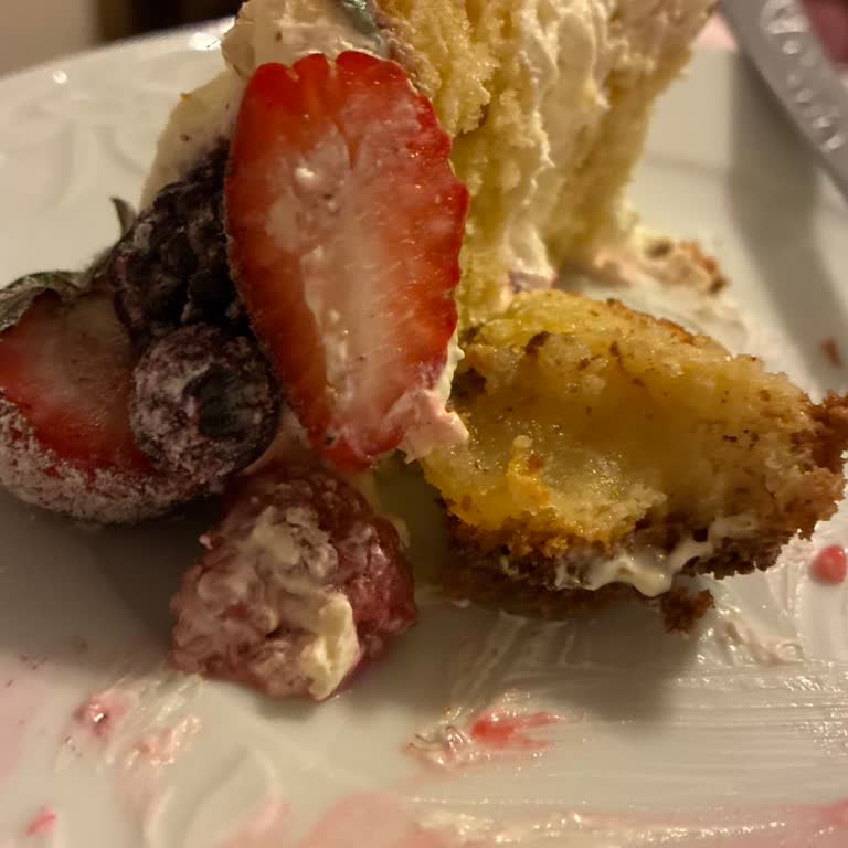 Liva Pastanesi'nin Orman Meyveli Pastasının Hamurumsu Olması Ve İade Talebi