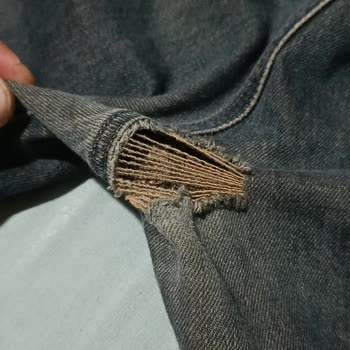 Mavi Kot Pantolonları Ağ Kısmı Eriyerek Yırtıldı, Mağaza Çözüm Sunmadı