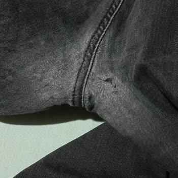 Mavi Kot Pantolonları Ağ Kısmı Eriyerek Yırtıldı, Mağaza Çözüm Sunmadı