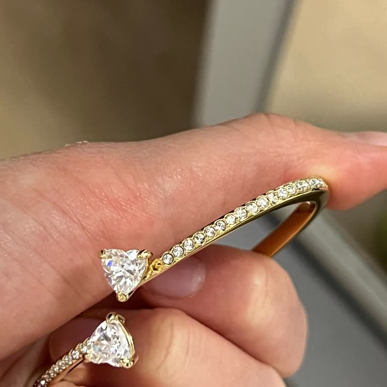 Swarovski Bileklikte Taş Düşmesi Ve Yakın Mağazada Değişim Talebi