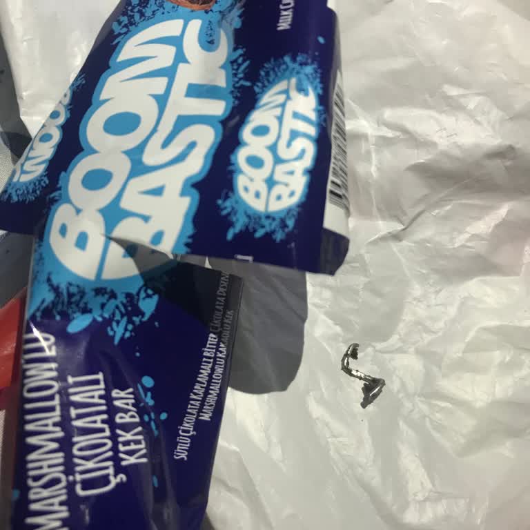 Şölen Çikolata Boom Bastic Çikolata Kek Barında Çıkan Demir Parça Nefes Almayı Tehlikeye Attı