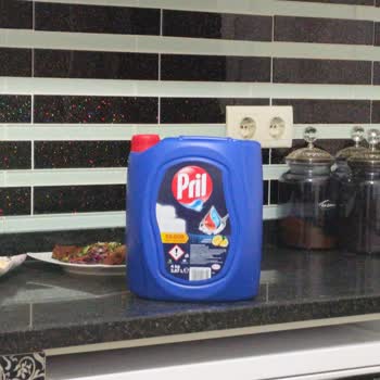 Pırıl Limonlu Bulaşık Deterjanı Nedeniyle El Derisinde Şiddetli Kaşıntı Ve Çatlaklar