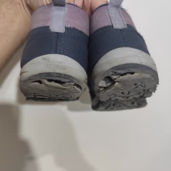 Beş Ayda Çöken Çocuk Ayakkabısı Ve Mağazanın İlgisiz Tutumu