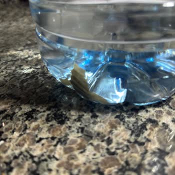 Emirdağ Su Şişe İçerisinde Karton Parçası Bulunması