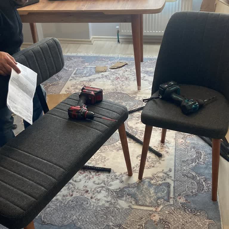 Teslim Gecikmesi Ve Yanlış Renkli Kırık Sandalyeler Nedeniyle Yaşanan Mağduriyet