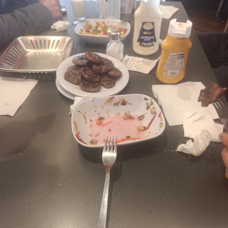 Kahvaltı İçin 40 Dakika Bekleyiş Ve Kısıtlı Hizmetten Dolayı Ücret İadesi Talebi