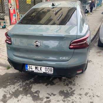 Kaldırıma Park Eden Araç Bebek Arabasını Engelledi Ve Güvenliği Tehlikeye Attı