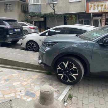 Kaldırıma Park Eden Araç Bebek Arabasını Engelledi Ve Güvenliği Tehlikeye Attı