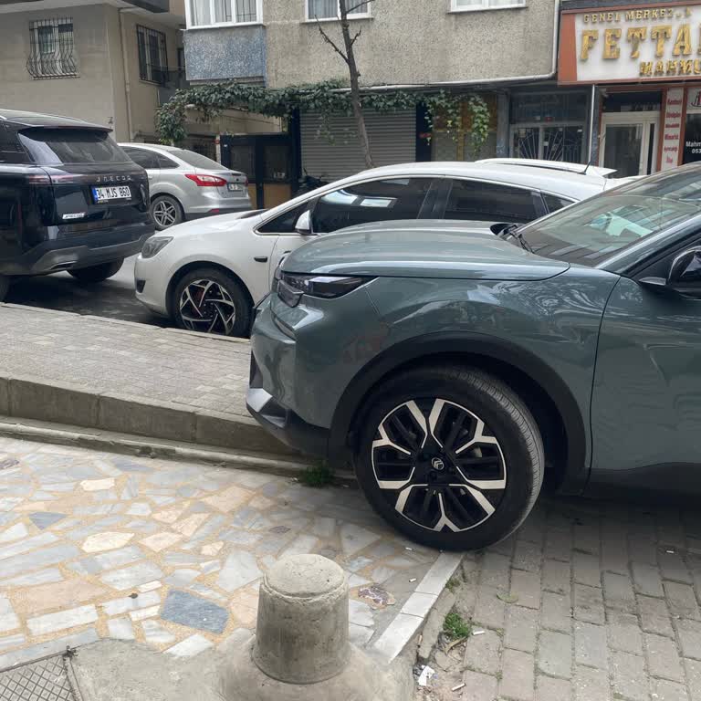 Kaldırıma Park Eden Araç Bebek Arabasını Engelledi Ve Güvenliği Tehlikeye Attı