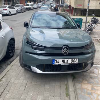 Kaldırıma Park Eden Araç Bebek Arabasını Engelledi Ve Güvenliği Tehlikeye Attı