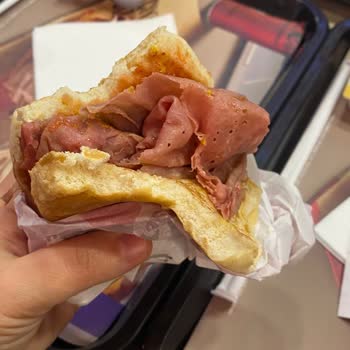 Arby’s Şubesinde Çocuk Hamburgeri Çiğ Sunuldu Hijyen Endişesi