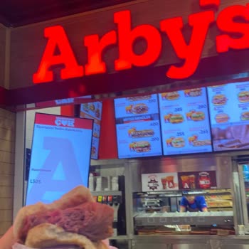 Arby’s Şubesinde Çocuk Hamburgeri Çiğ Sunuldu Hijyen Endişesi