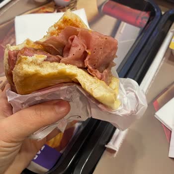 Arby’s Şubesinde Çocuk Hamburgeri Çiğ Sunuldu Hijyen Endişesi