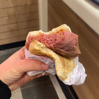 Arby’s Şubesinde Çocuk Hamburgeri Çiğ Sunuldu Hijyen Endişesi
