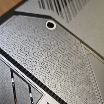 Pazarama Kutu Hasarı Gibi Gösterilen İçinde Açılmış Ve Darbeli Laptop, Platformun İhmali