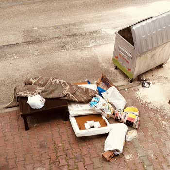 Mersin Yenişehir Belediyesi Kapının Önüne Bırakılan Çöpler