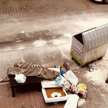Mersin Yenişehir Belediyesi Kapının Önüne Bırakılan Çöpler