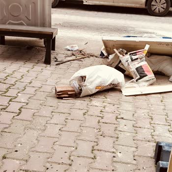 Mersin Yenişehir Belediyesi Kapının Önüne Bırakılan Çöpler