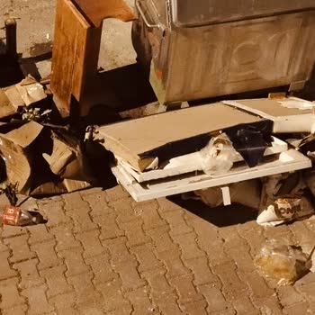 Mersin Yenişehir Belediyesi Kapının Önüne Bırakılan Çöpler