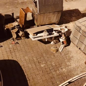 Mersin Yenişehir Belediyesi Kapının Önüne Bırakılan Çöpler