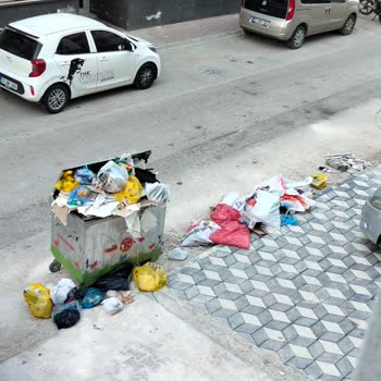 Mersin Yenişehir Belediyesi Kapının Önüne Bırakılan Çöpler