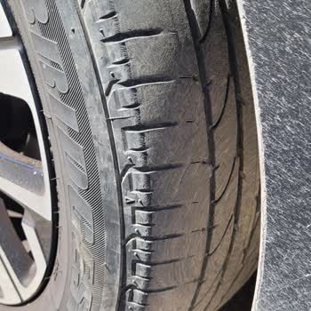 Citroen C4X Araçta Ön Lastik Aşınması Ve Güvenlik Endişesi