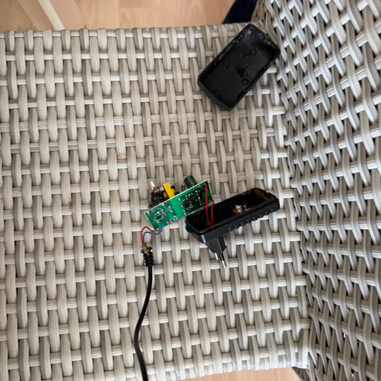 Şarj Adaptörünün Patlaması Ve Elimle Yaralanmam