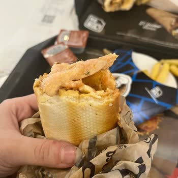 Usta Dönerci Şubesinde Çiğ Tavuk Derisi Sunulurken Çalışanların Umursamaz Tutumu