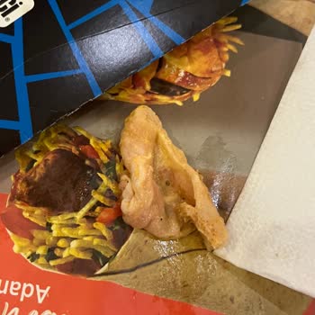 Usta Dönerci Şubesinde Çiğ Tavuk Derisi Sunulurken Çalışanların Umursamaz Tutumu