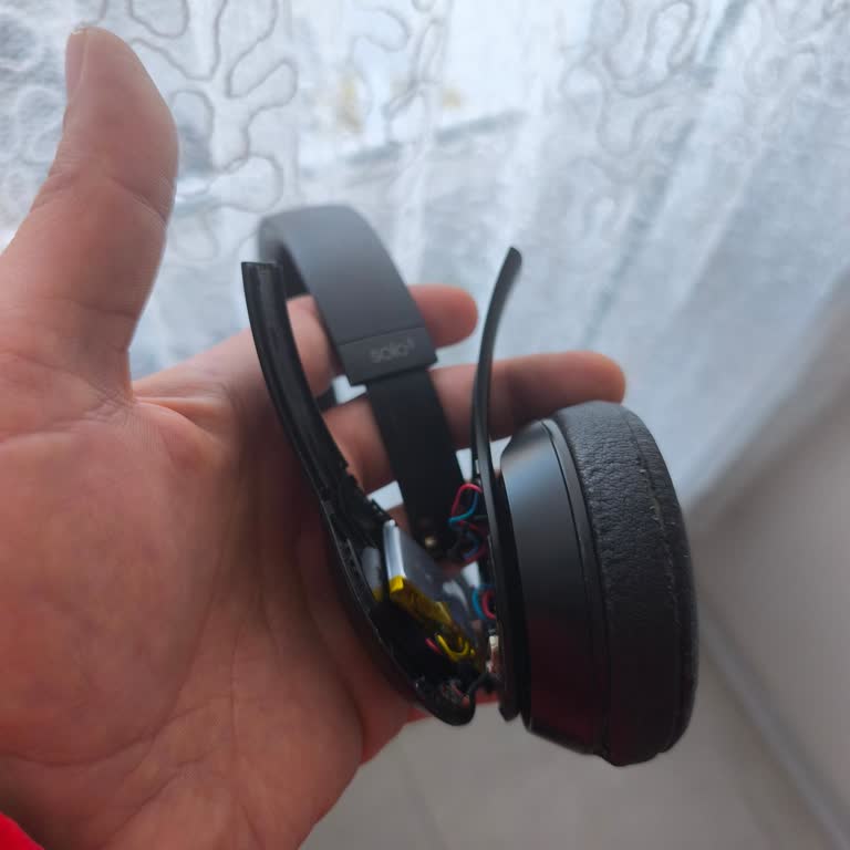 Uzun Bekleyiş Sonrası Tamir Edilmemiş Ve Hasarlı Kulaklık Geri Gönderildi