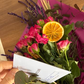 Solgun Güller, Dağılmış Buket Ve Cevapsız Şikayet