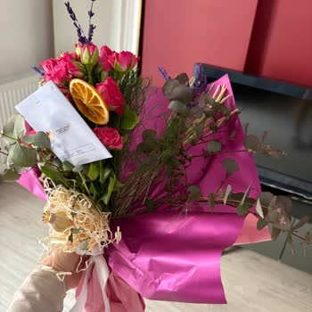 Solgun Güller, Dağılmış Buket Ve Cevapsız Şikayet