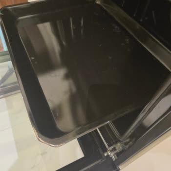 Viola Yağlı Kağıt Temel İşlevini Yerine Getiremiyor Ve Tepsiye Yapışıyor