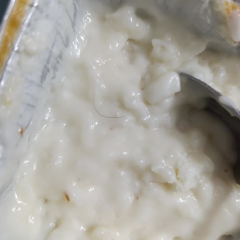 BİM Sütlaçta Kıl Bulundu Hijyen Endişesi