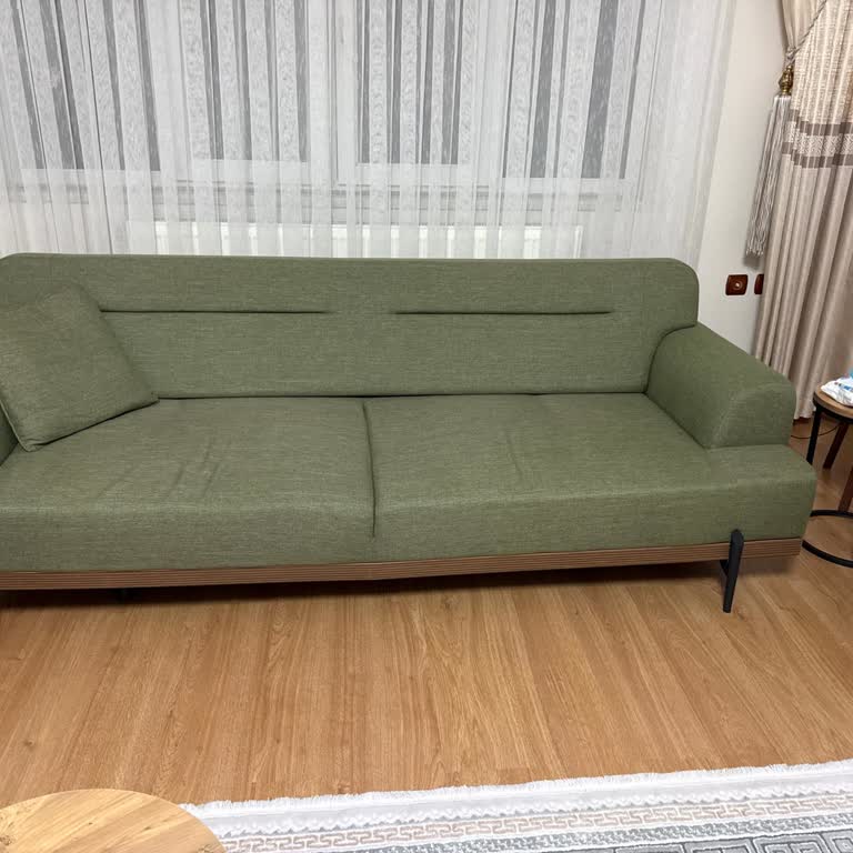 Kırılan Üç Kişilik Koltuk Ve Kalitesiz Oturma Grubu, Servis Sorunu