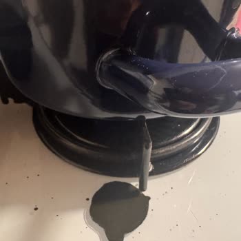 Madame Coco Tencere Seti Boya Akıtıyor Ve İç Kaplama Çatladı
