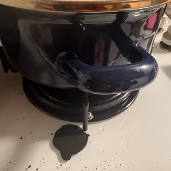 Madame Coco Tencere Seti Boya Akıtıyor Ve İç Kaplama Çatladı